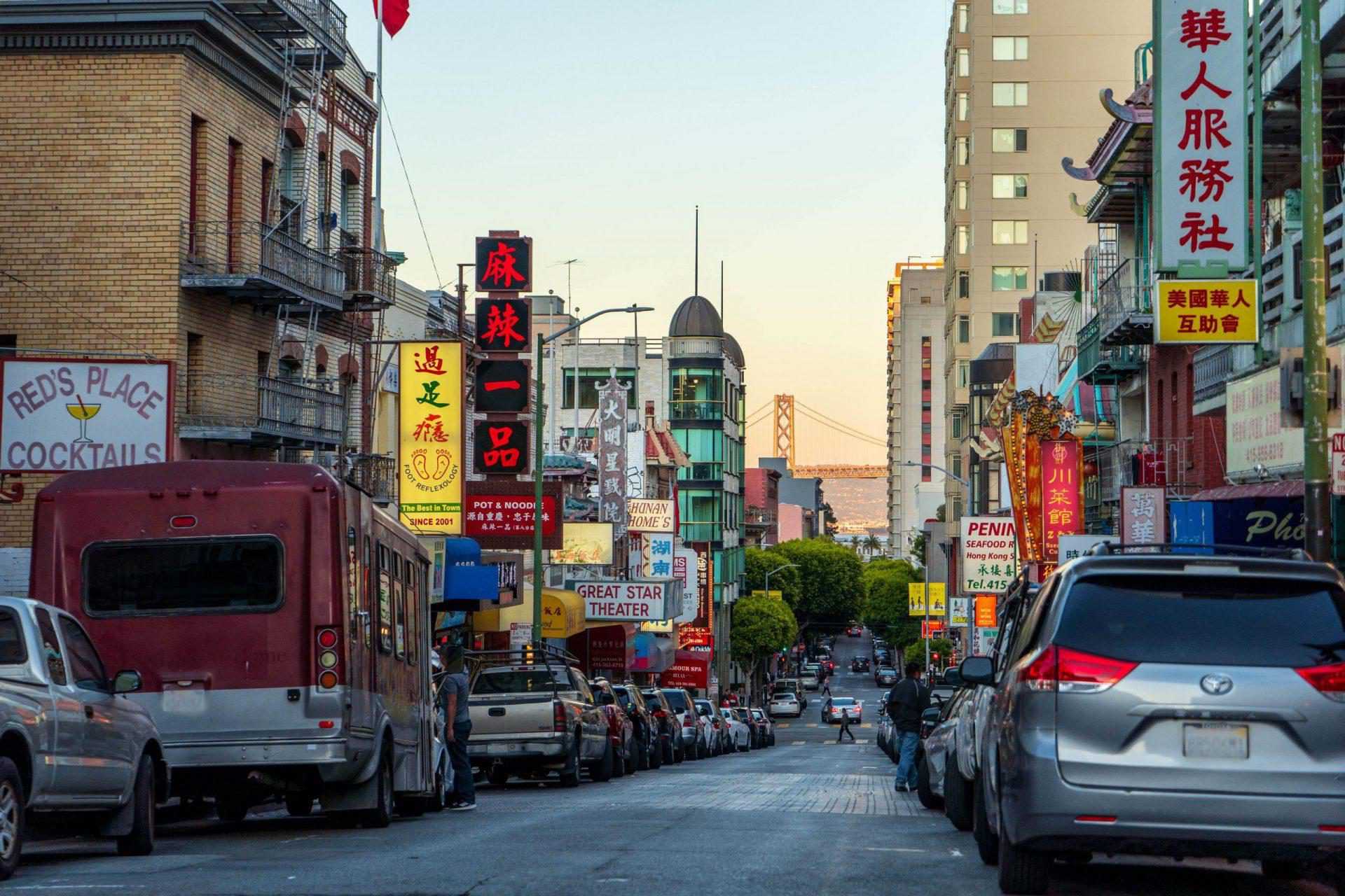 Chinatown San Francisco met de gold gate brug op de achtergrond