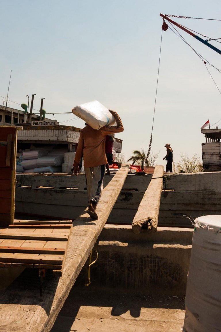 Werkers in Batavia haven Jakarta