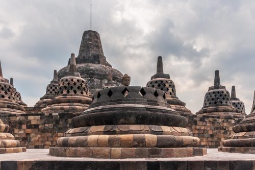 Stupa's met de buddha beelden in de stupa's bovenop de Borobudur vlak bij Yogyakarta