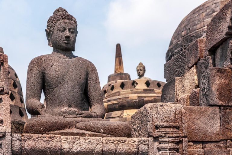 Stupa's met de buddha beelden in de stupa's bovenop de Borobudur vlak bij Yogyakarta