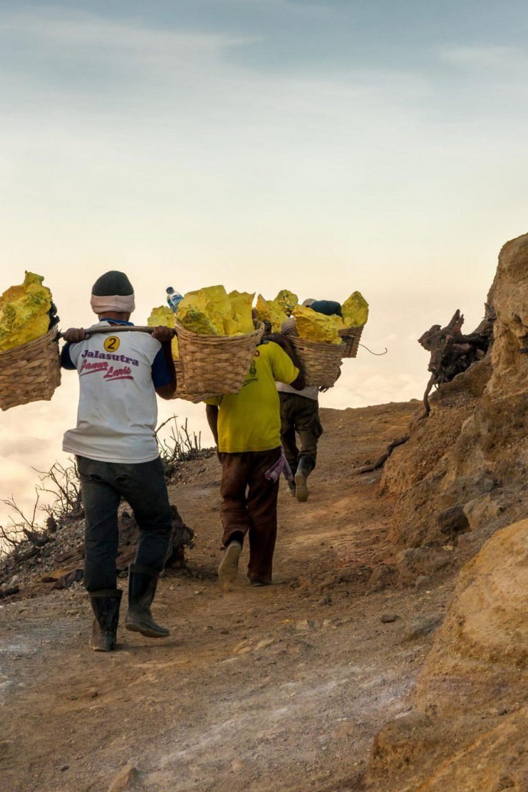 Zwafeldragers bij de mijnen van Kawah Ijen