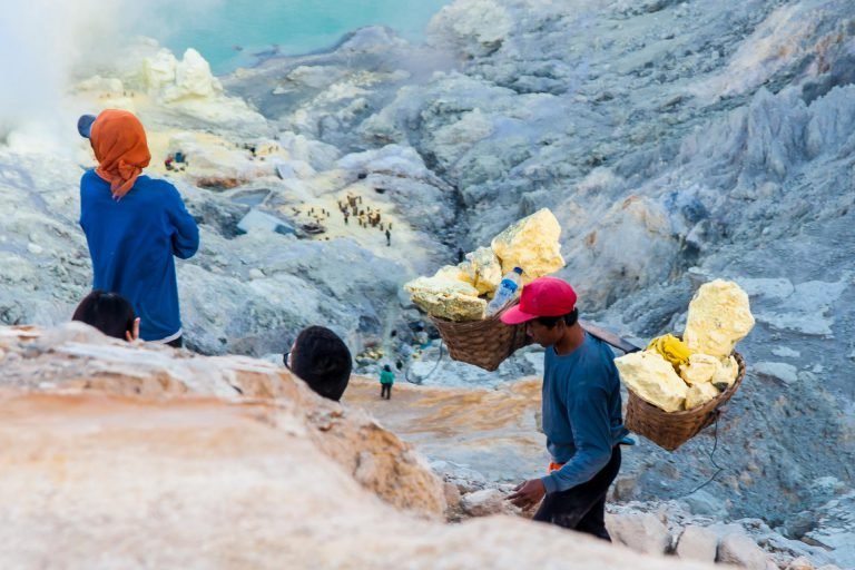 Sulfer carriers Kawah Ijen