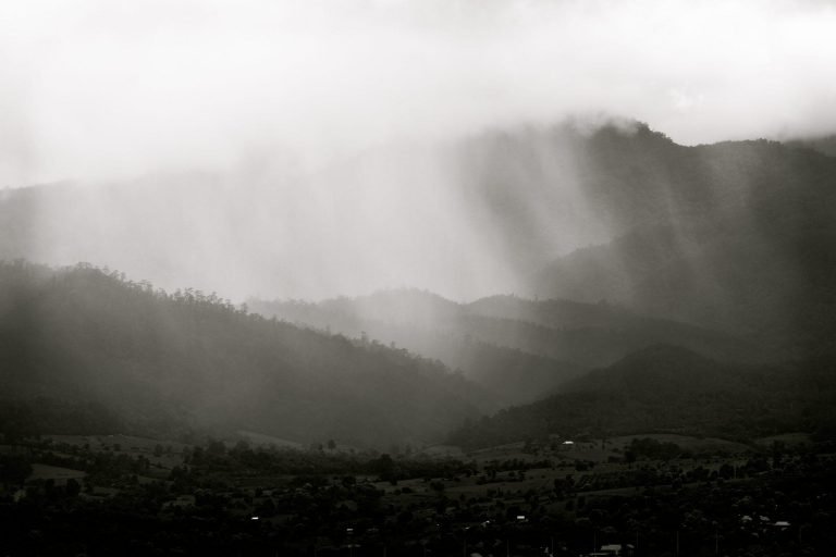 Storm over de bergen bij Pai