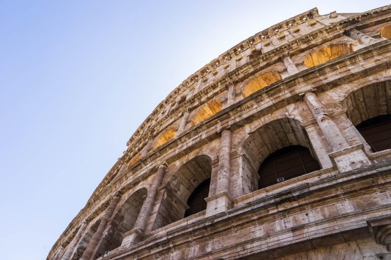 Het Flavisch Amfitheater, beter bekend als het Colosseum, gebouwd in de 1e eeuw na Chr. te Rome, was het grootste amfitheater in het Romeinse Rijk
