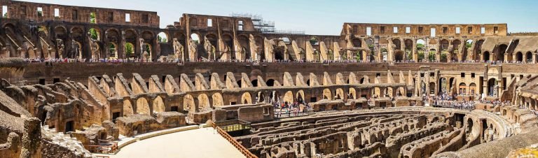 Het Flavisch Amfitheater, beter bekend als het Colosseum, gebouwd in de 1e eeuw na Chr. te Rome, was het grootste amfitheater in het Romeinse Rijk