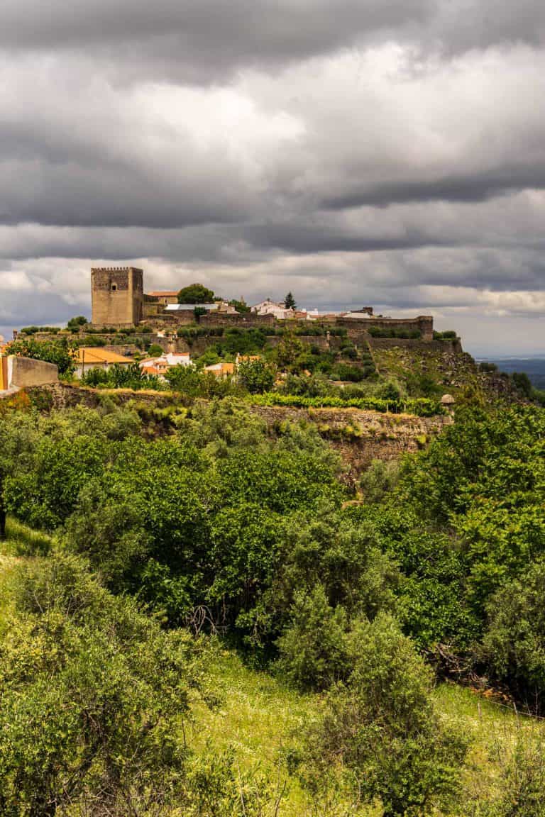 Het mooie kasteeldrop en kasteel Castelo de Vide met donkere luchten