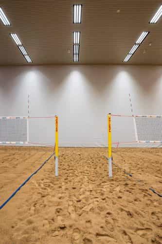 Scheidingswand op zand voor beach volleybal toepassing in sportcentrum den haag