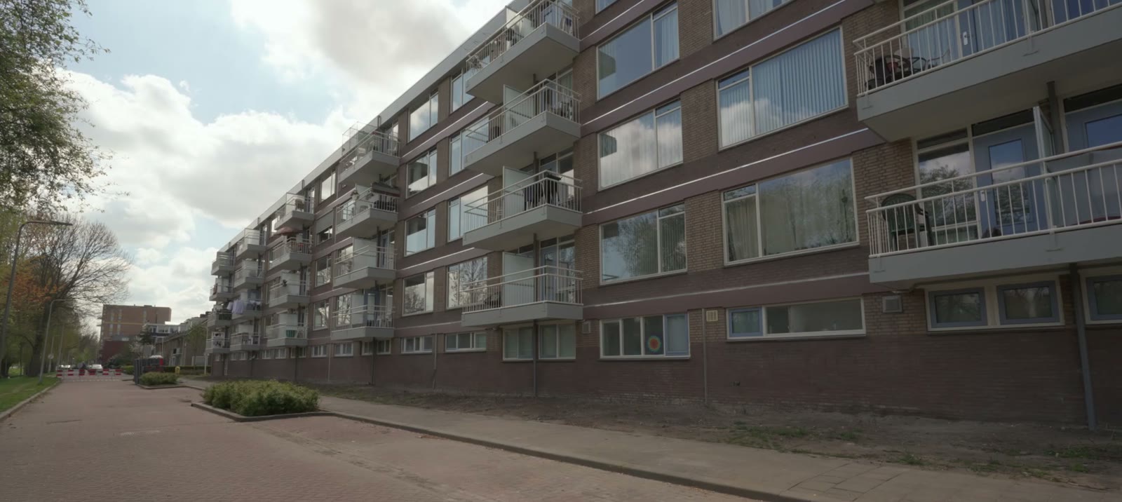 Galerijflat aan de Kwartelstraat in Alphen aan den Rijn na onderhoud en verduurzaming