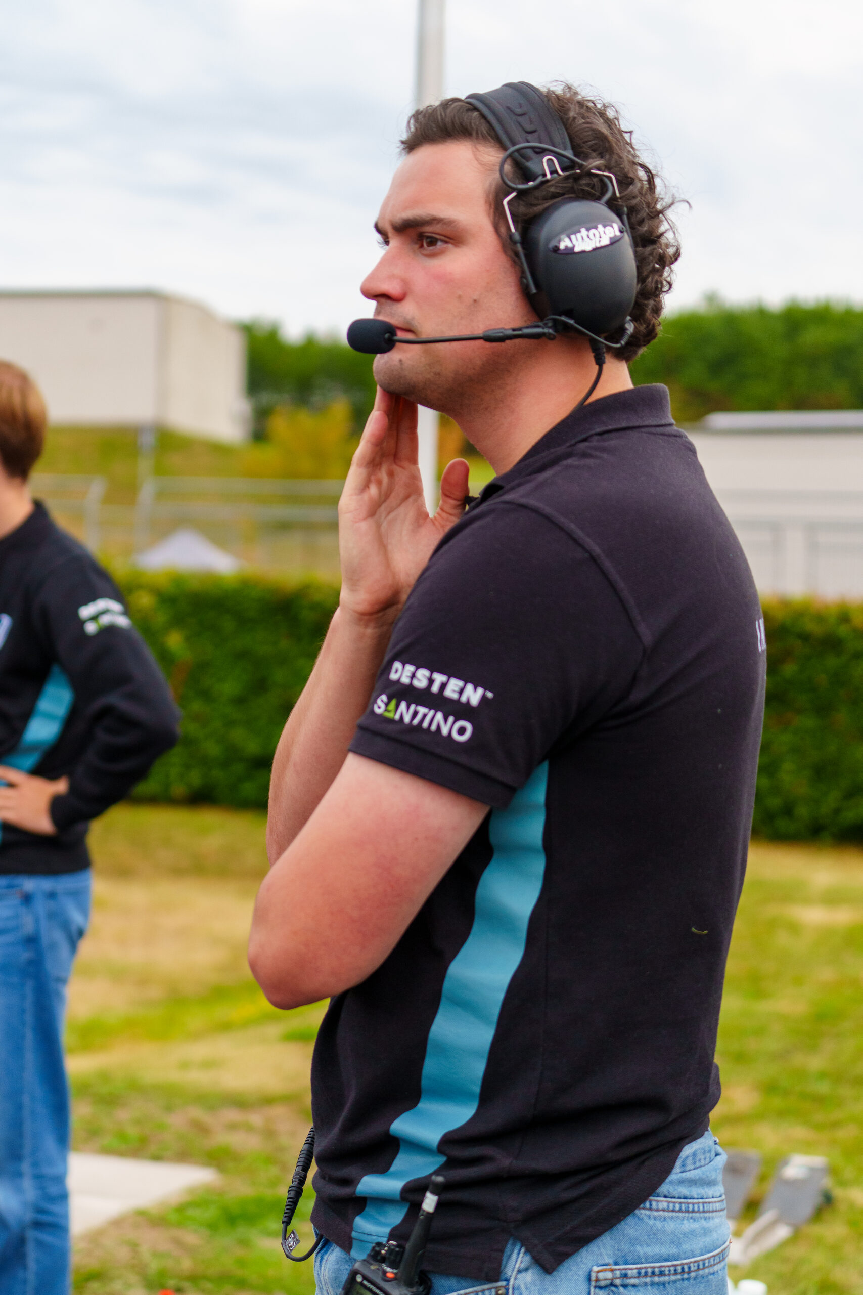 Portret van een InMotion-engineer met headset langs de baan