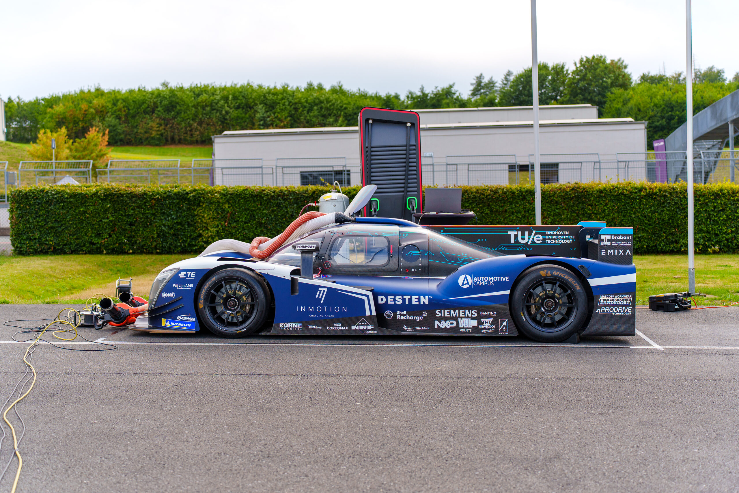 Het NGBP EVO-accupakket van InMotion wordt in de paddock snelgeladen