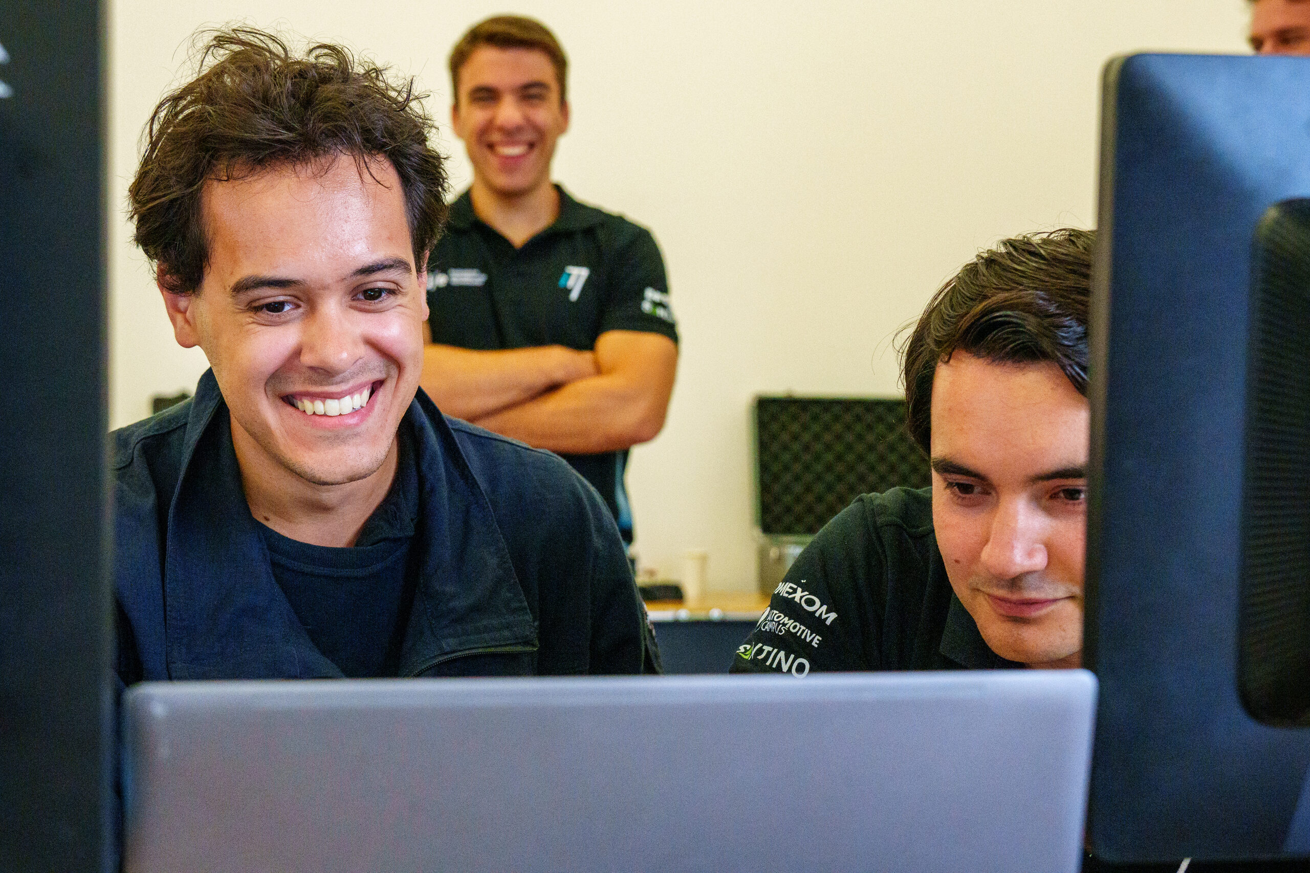 Studenten van InMotion analyseren de testdata achter de monitoren