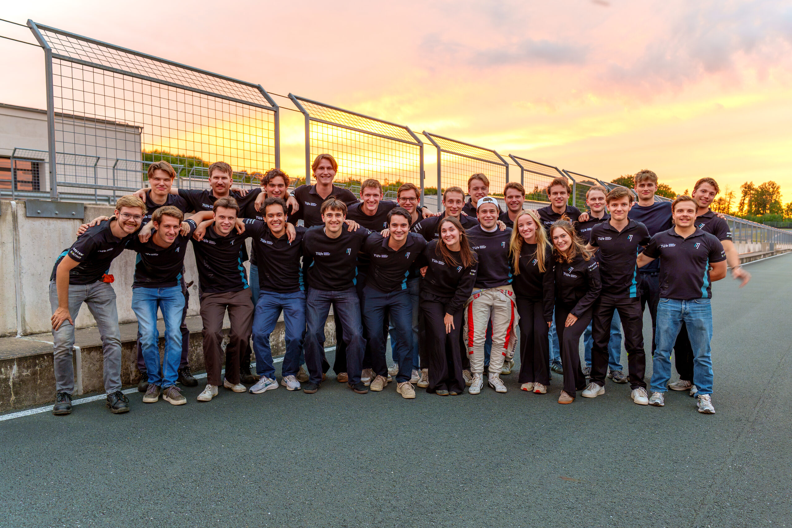 Het voltallige InMotion-team op de baan van Bilster Berg bij zonsondergang