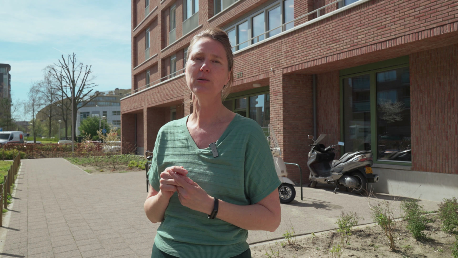 Gevel en entree van Magnolia aan de Bosparkweg in Alphen aan den Rijn